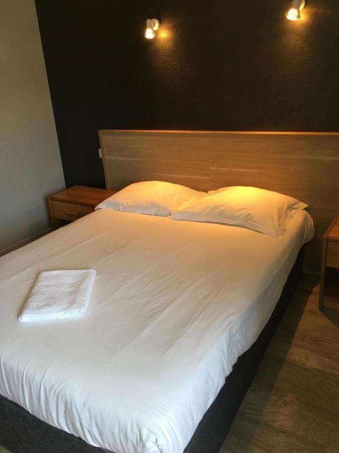 Hotel Le Bretagne Et Restaurant Le Papillon Gorron Экстерьер фото