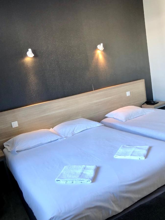Hotel Le Bretagne Et Restaurant Le Papillon Gorron Экстерьер фото